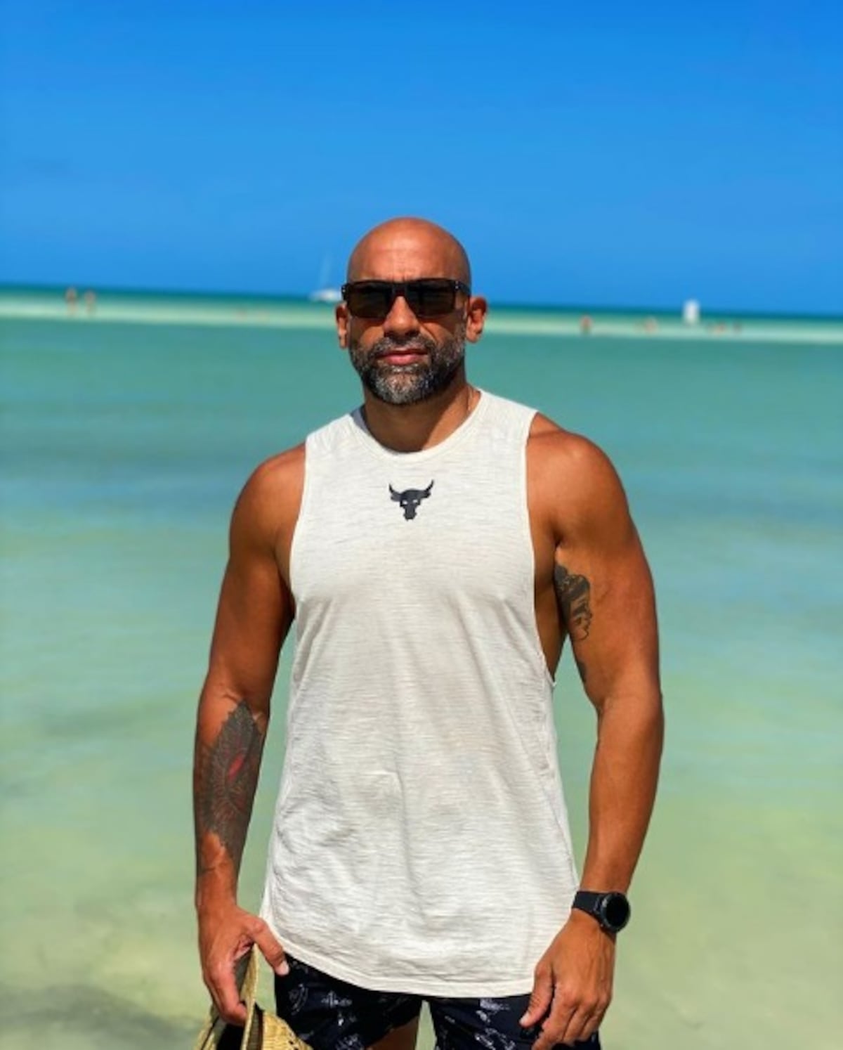 Exnovia de coach panameño de salud lo denuncia por violencia de género y muestra fotos de moretones. Él reacciona