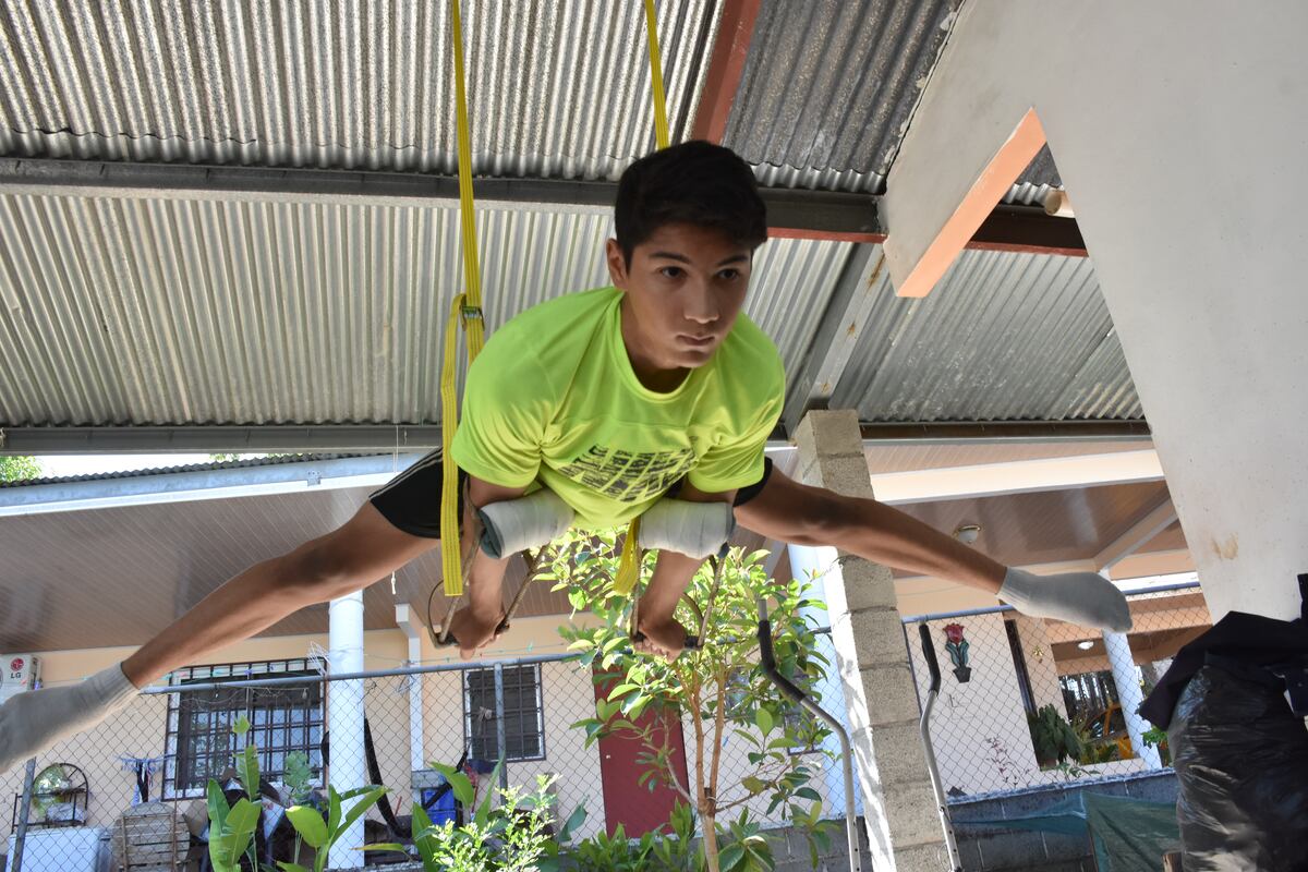 Richard Atencio convirtió su casa en gimnasio  y mantiene enfoque para JCC 2022